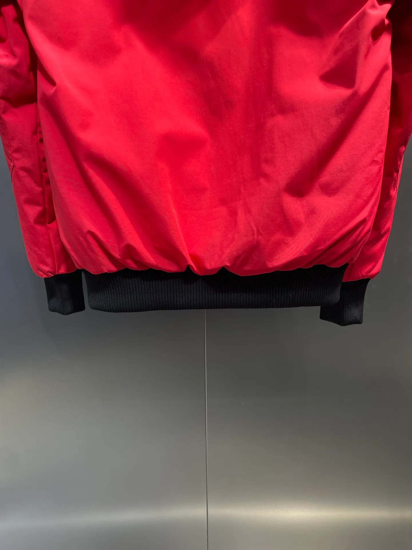 P760 high-end version Canada Goose Canada Goose #Chilliwack 7999M bomber jacket short down jacket/01 model #Men and Women Same Style# ➖ Genuine synchronous anti-counterfeiting chip sensor! ➖ Imported 21S polyester-cotton blended original fabric [last year’s 16S/18S hard fabrics have been completely eliminated, this year all use 21S genuine synchronous fabrics, the soft mid-strap feels delicate and textured], genuine synchronous Feather-Light 10D waterproof coating fabric, made of 84.5 polyester fiber and 15.5 cotton, 100% the best feel in the entire network! ➖ The genuine official website is synchronized with the national standard 80 white duck down, you can check the official website customer service, there will never be a series of misleading claims such as 90 down or goose down! ➖ Using the best nylon lining with double double-layer sealing design, velvet-proof No. 7 needle + grid-filled down ready-made garments, there is 100% no so-called velvet running! ➖ The cuffs are designed with thickened seamless threads, and the collar and pockets are lined with top-quality polar fleece to keep you warm and comfortable! ➖ Yoshida YKK provides original custom-made electroplated sliders. YKK two-way lockable zippers are tight and smooth and will not peel off paint! ➖ 3M composite guarantees that the Velcro is the same as the original, durable, and all accessories and hardware are custom-made! ➖ Imported BEHRINGER embroidery machine to customize the 10,000-needle embroidery logo, 98% of which can be reproduced to restore the original logo. You can check and compare on the official website! ➖ The fur collars are all made of large pieces of Western Canadian blue wolf hide, ensuring that each fur collar is 13-15cm wide!   Size:XS-XXL